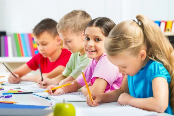 Bambina sorridente in aula, corso di inglese per bambini a San Giuseppe Vesuviano