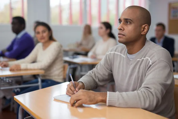 adulto in aula alla BRITISH SCHOOL International House di San Giuseppe Vesuviano e Scafati