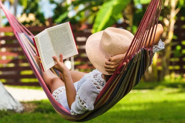 Ragazza in vacanza legge un libro in inglese per continuare ad imparare
