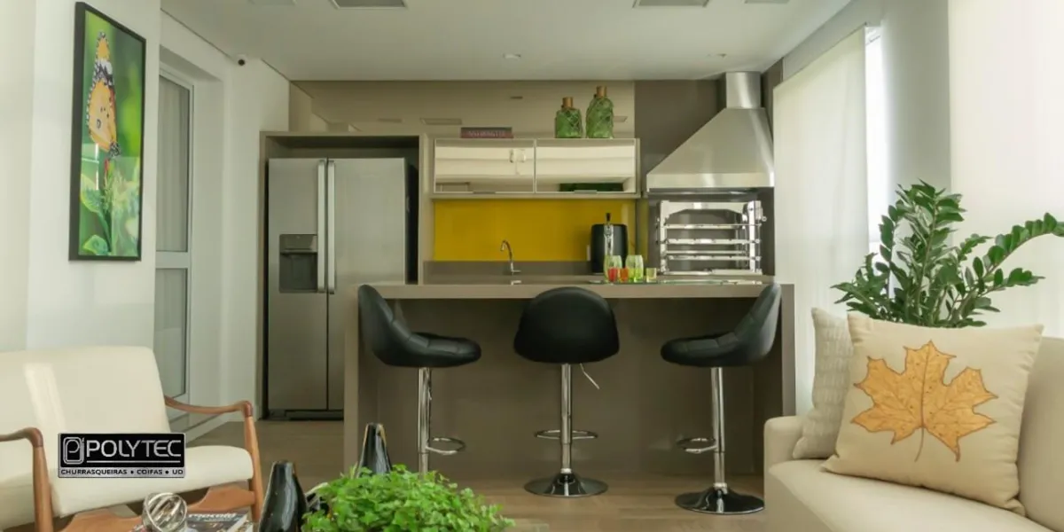 Área gourmet moderna com churrasqueira sob medida, coifa em aço inox e forno embutido da Polytec, ideal para espaços compactos e sofisticados em apartamentos.