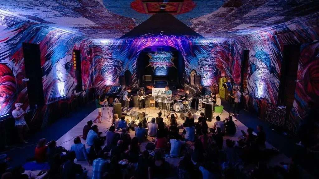 🎼 No Stage, No Rules, Just Vibes — Inside Chicago’s Sofar Scene 🤩