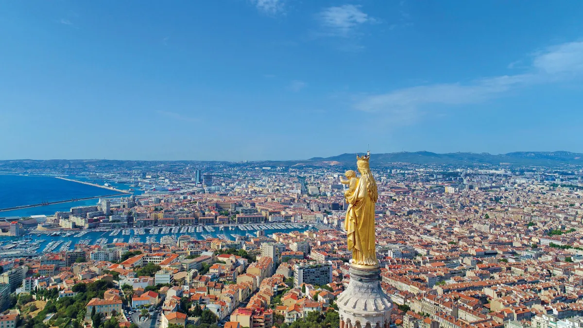 Réunion d'équipe dans une agence data marseillaise avec tableaux de bord et écrans d'analyse de données