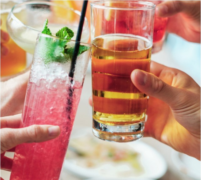 Image of two glasses with a mixed cocktail