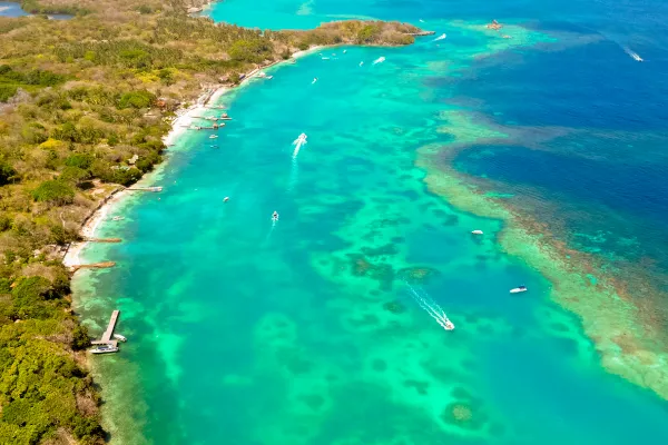 Vive un día perfecto en PA’UE: navegación, playa privada, kayak, sabores caribeños y una vista inolvidable de las Islas del Rosario.