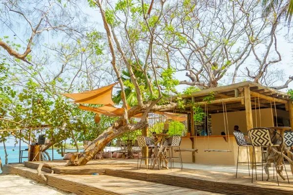 Arquitectura natural en Pa’ue: diseño que se integra con la playa