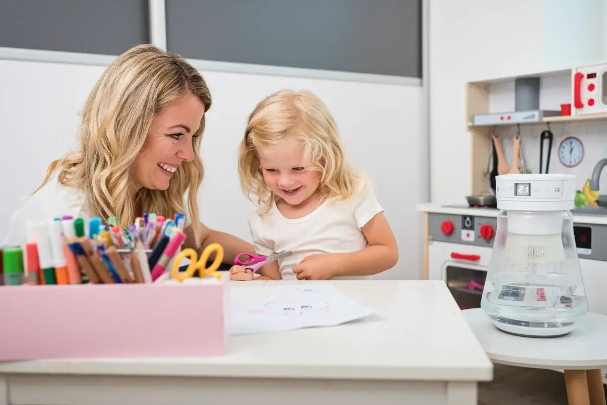 Der Pro Aqua Luftreiniger reinigt im Kinderzimmer die Luft