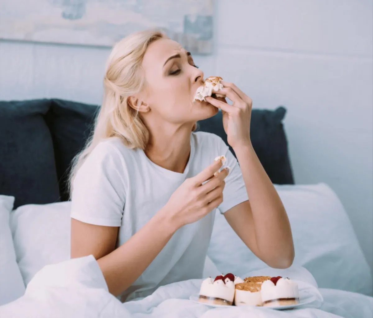 Sleepless Nights, Bigger Bites: The Science Behind How Sleep Influences Your Eating Habits
