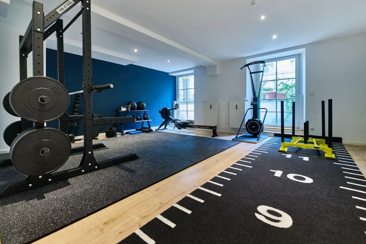 MyPrivatGym meines privaten Gym wird dargestellt. Power Rack, Hanteln, und weiteres Fitnessequipment.