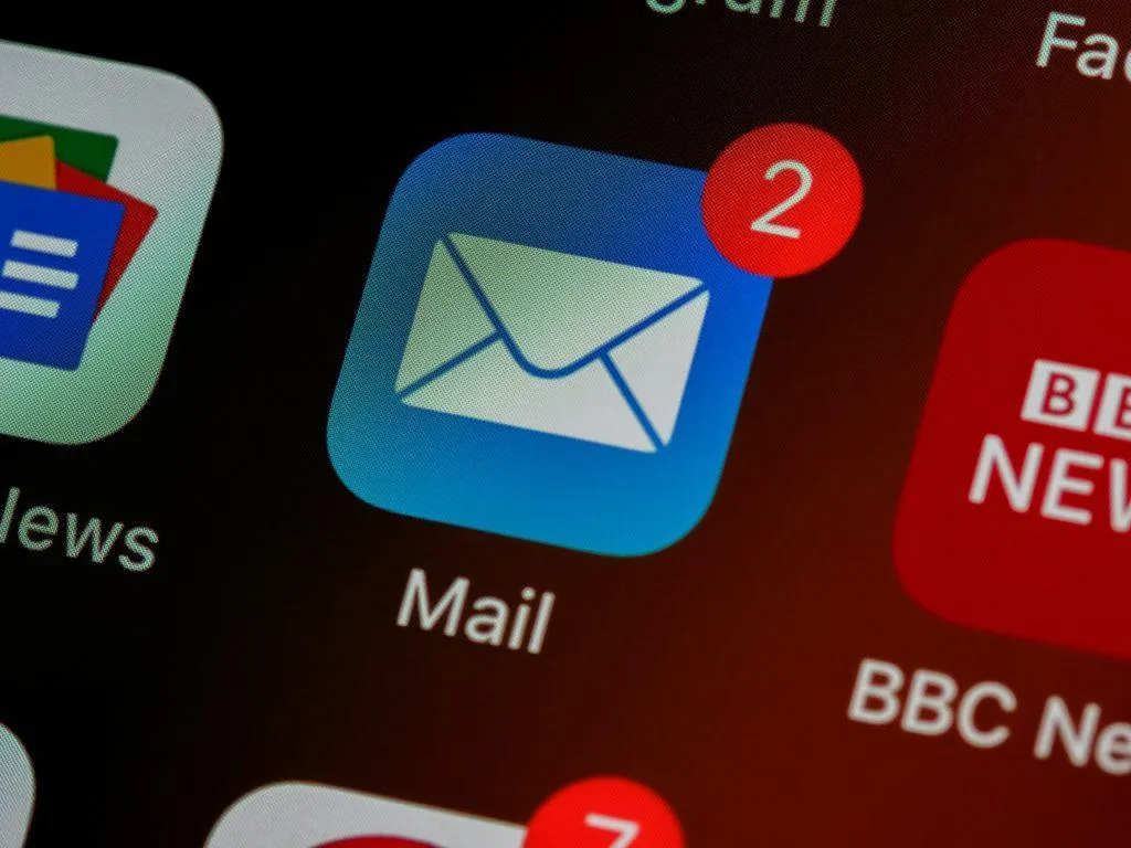 email app icon shows 2 new emails