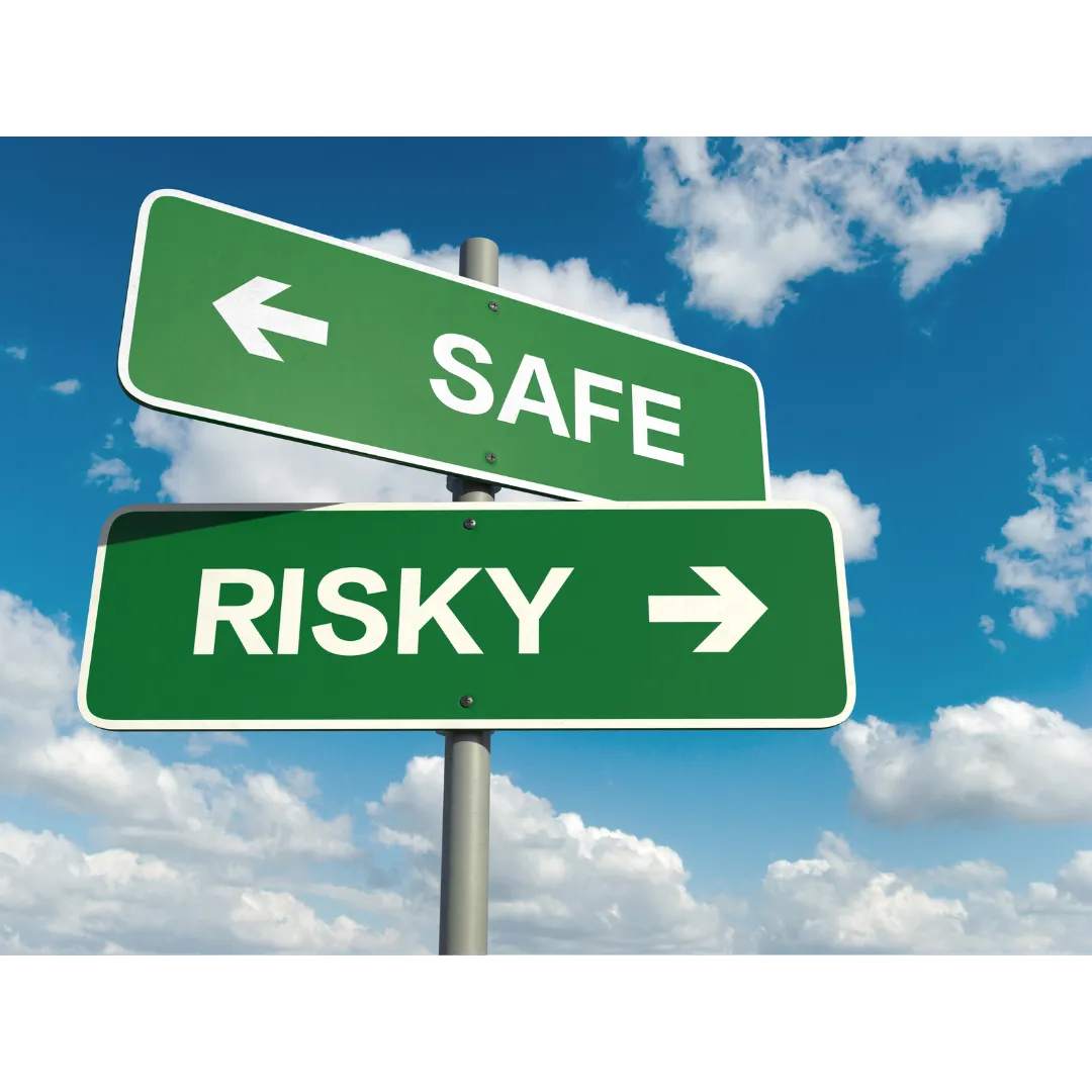 Street sign saying risk/safe with arrows 