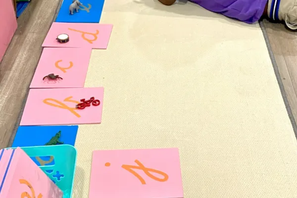 Child matching beginning sounds