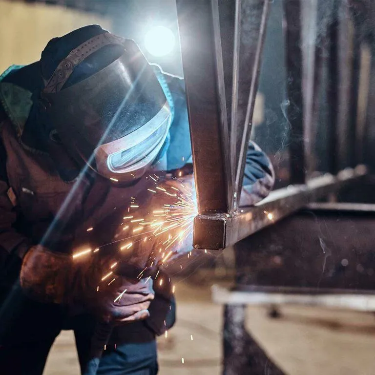 Cosa fa un saldatore? Compiti, competenze, formazione e opportunità di lavoro