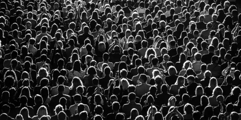 Más allá de las palabras: La jerarquía invisible para hablar en público con impacto