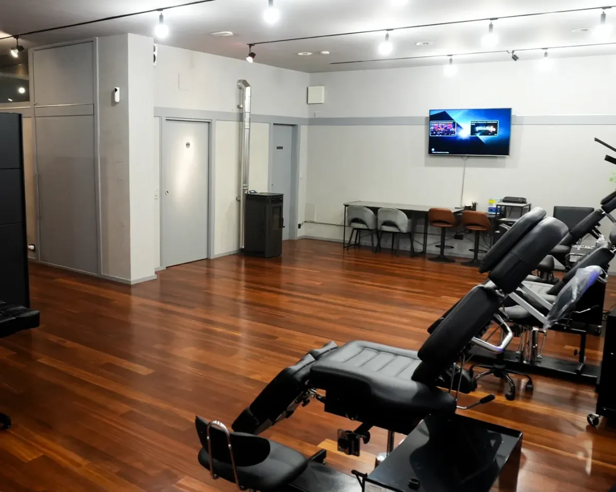 Espacio de trabajo de los tatuadores en Bigges Tattoo Gallery, estudio profesional en Mungia.