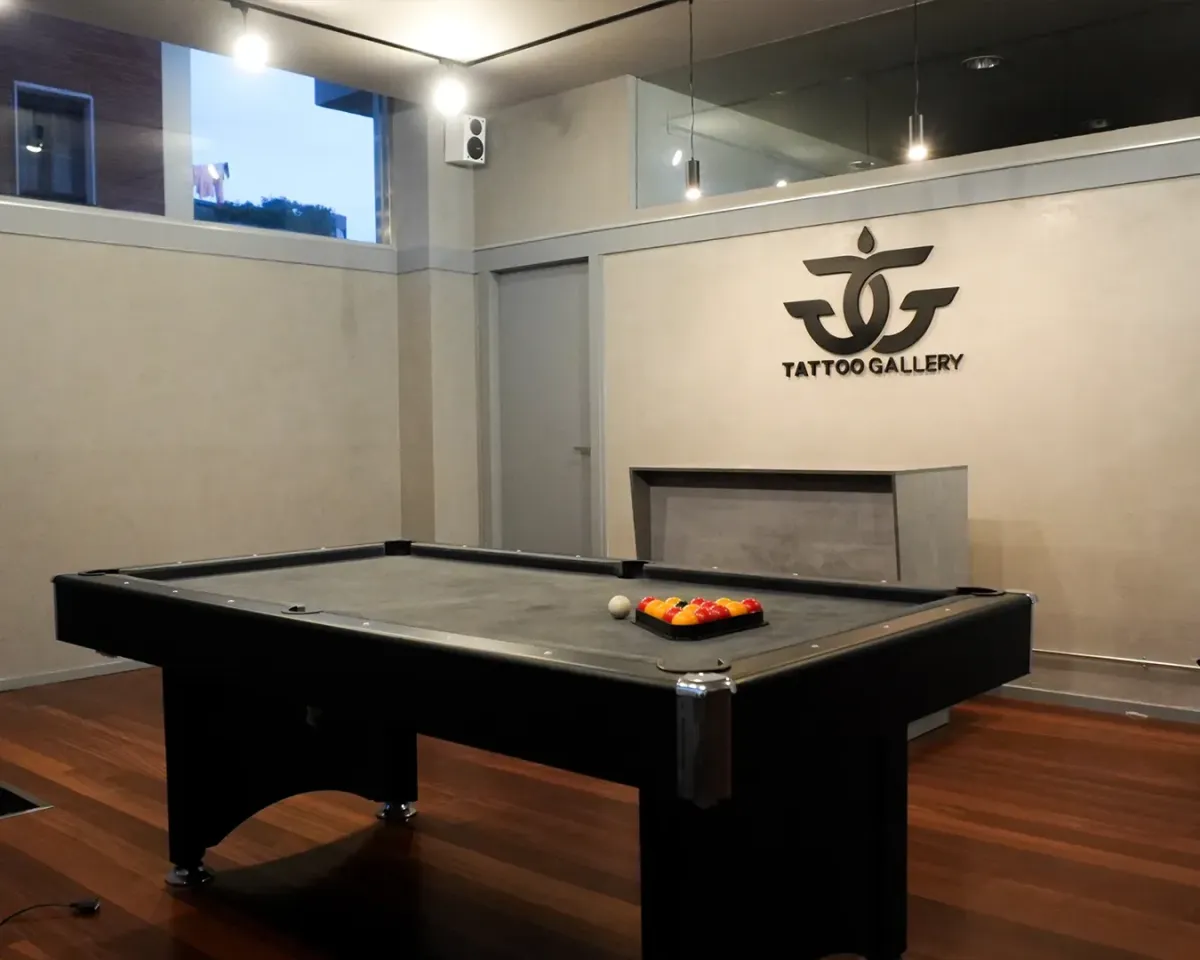 Sala de espera de Bigges Tattoo Gallery con ambiente moderno y acogedor en Mungia.