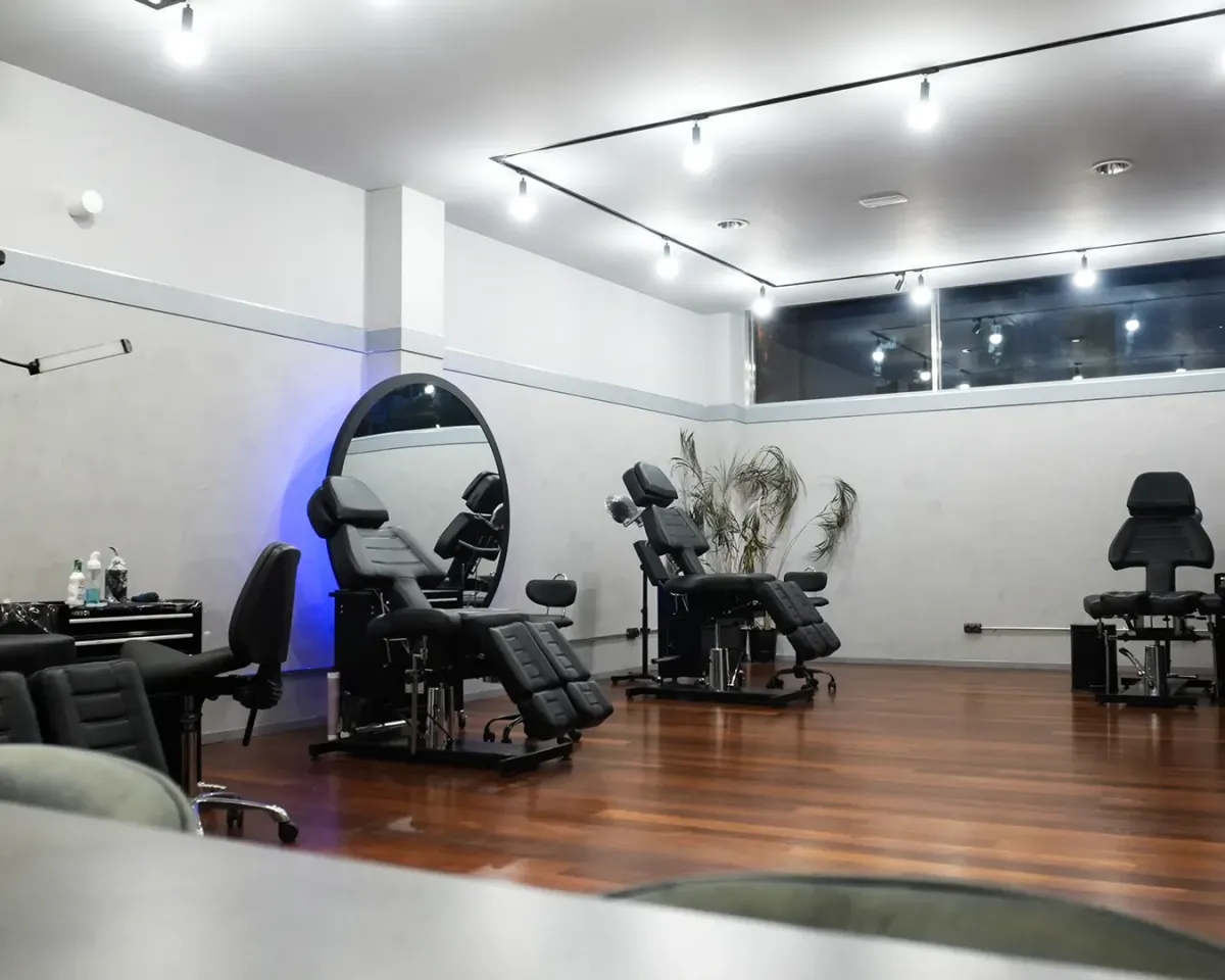 Espacio de tatuaje limpio y luminoso en Bigges Tattoo Gallery, estudio dirigido por Pipe Sánchez en Mungia.