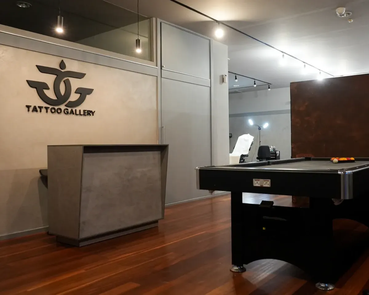 Sala de espera de Bigges Tattoo Gallery con ambiente moderno y acogedor en Mungia.
