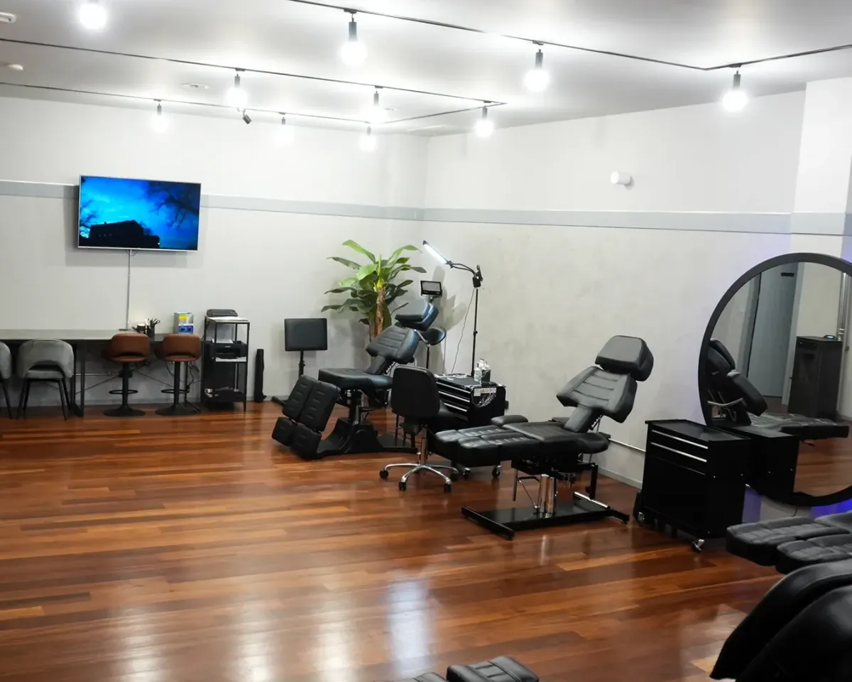 Área artística de Bigges Tattoo Gallery donde los tatuadores realizan diseños realistas y personalizados.