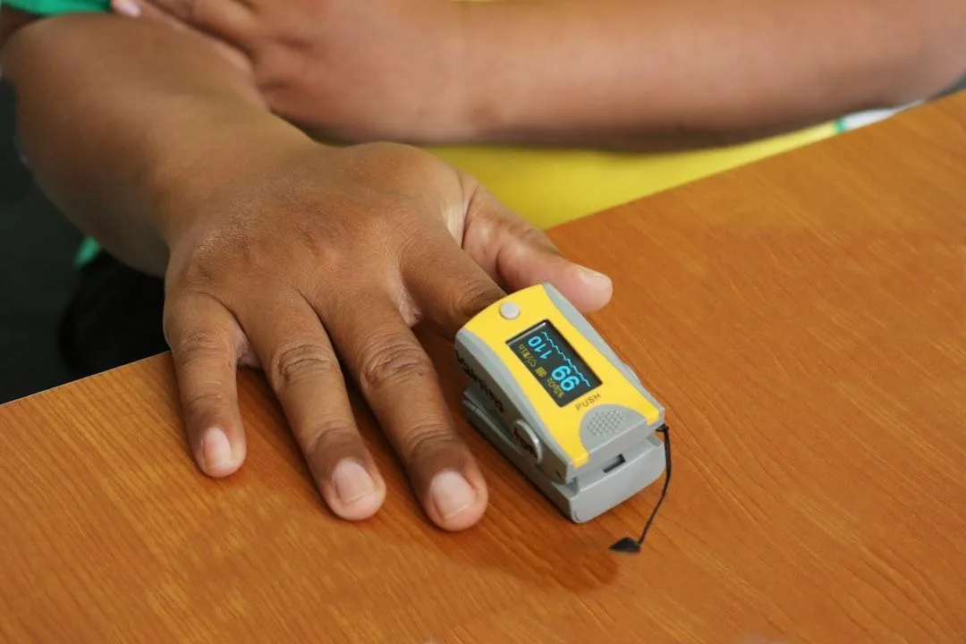 Black person using an oximeter