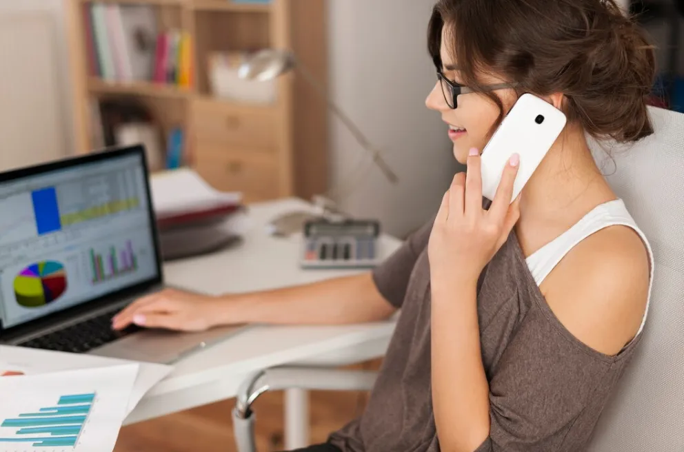 Woman using pay per call tools for her campaign