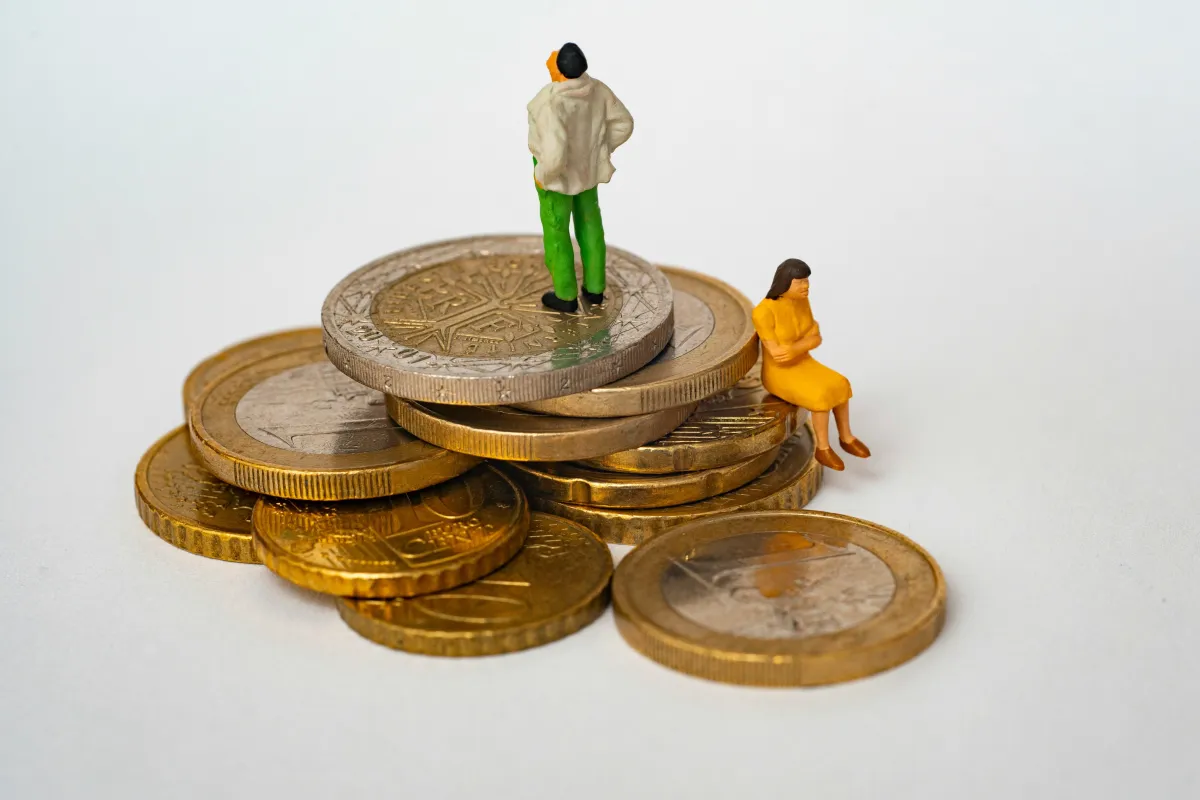 animated image portraying money, finance and budgeting