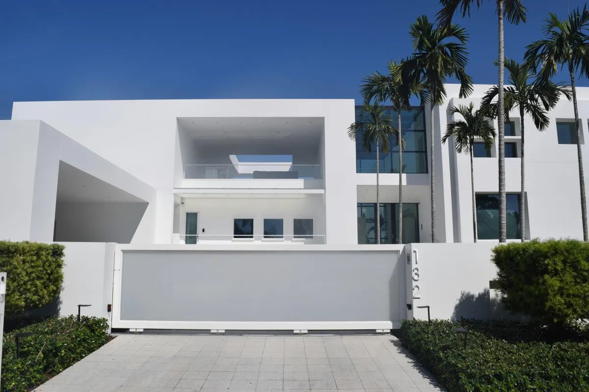 High-End Custom vs Luxury Tract Homes Key Differences