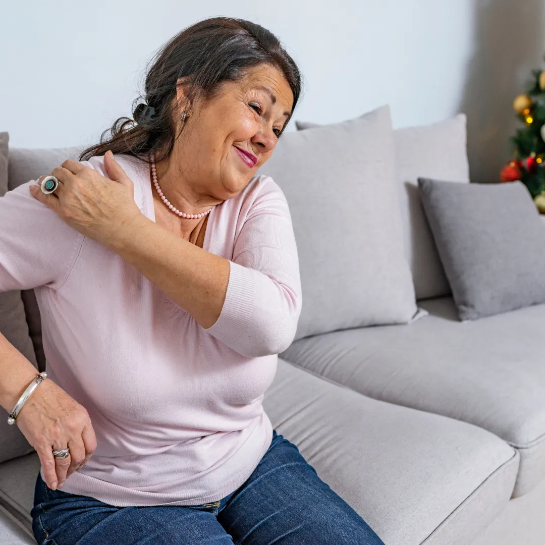 women grabbing shoulder