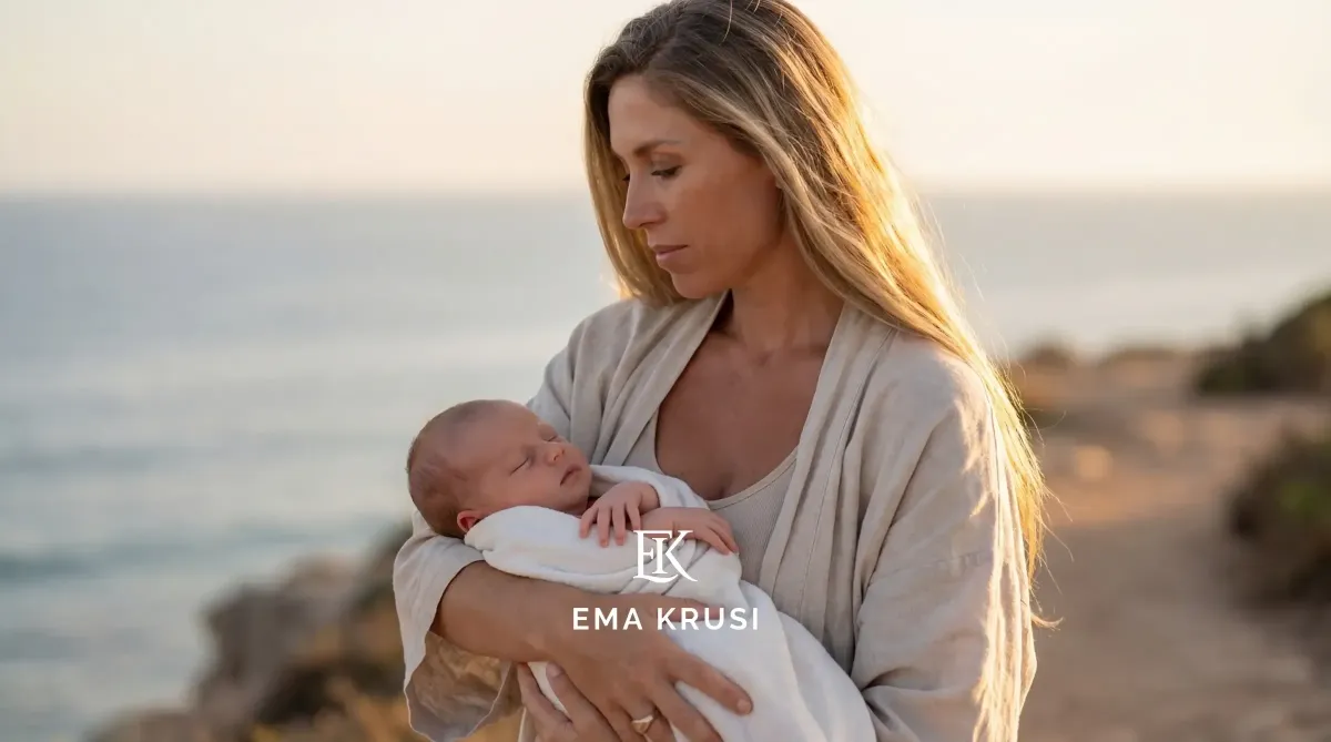 Femme tenant son bébé au bord de l’eau, lumière douce