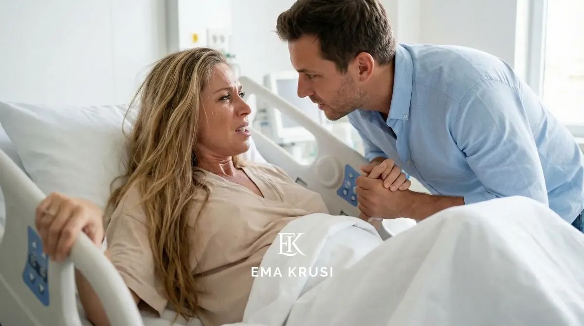 Femme en travail sur un lit d’hôpital, anxieuse pendant les contractions, soutenue par son partenaire qui lui tient la main et lui parle de près.