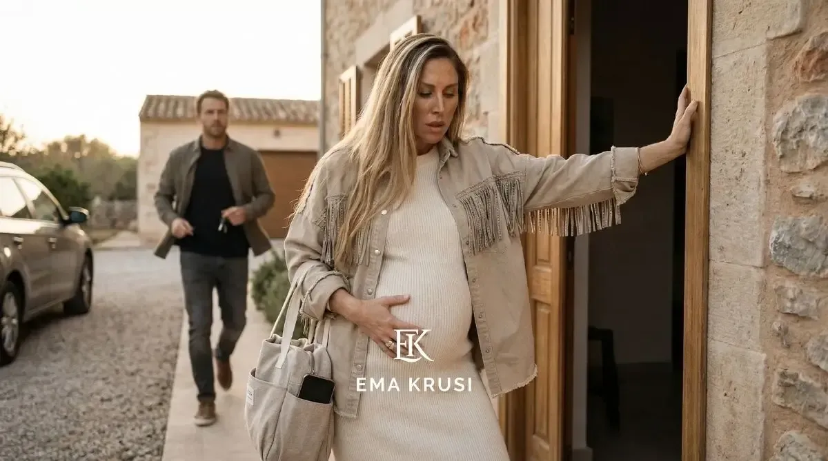 Femme enceinte entrant dans une maison, main sur le ventre, avec un homme qui la suit sur une allée extérieure.