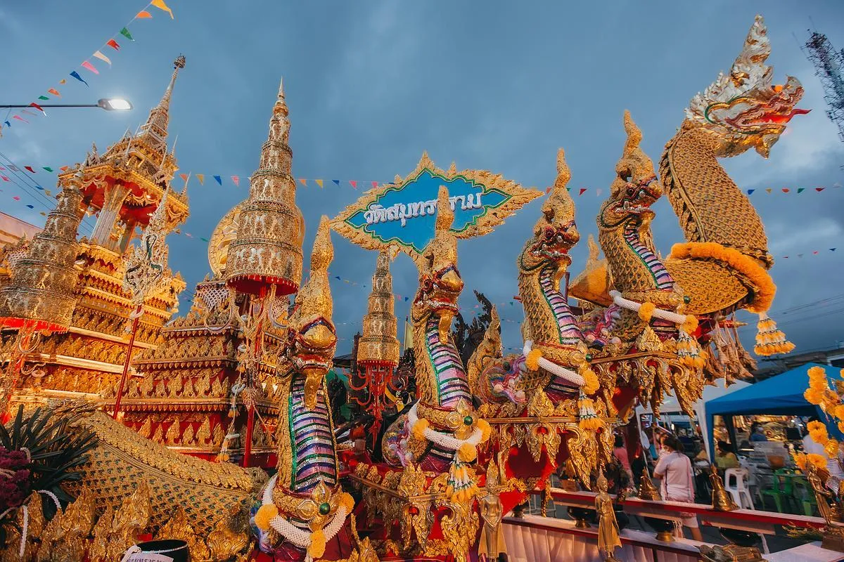 Chak Phra temple boat