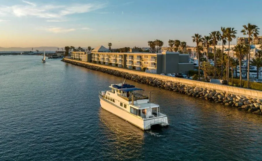 🚤 Anchors Up, Worries Down: El Rey Catamaran’s Got the Cure


