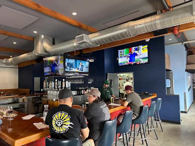 🍕 Slice, Sip and Sunset Vibes: Pizza with a Side of Beach Breeze at Slice & Pint 🍺


