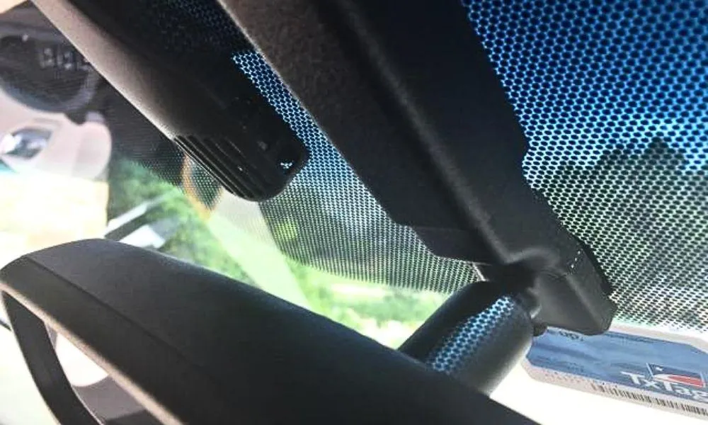Condensation sensor on windshield preventing fog buildup inside car