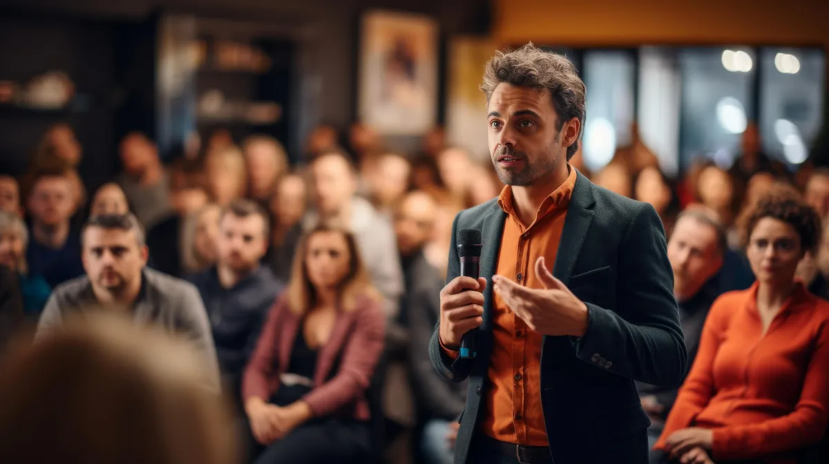 Image of a man holding a microphone in a crows