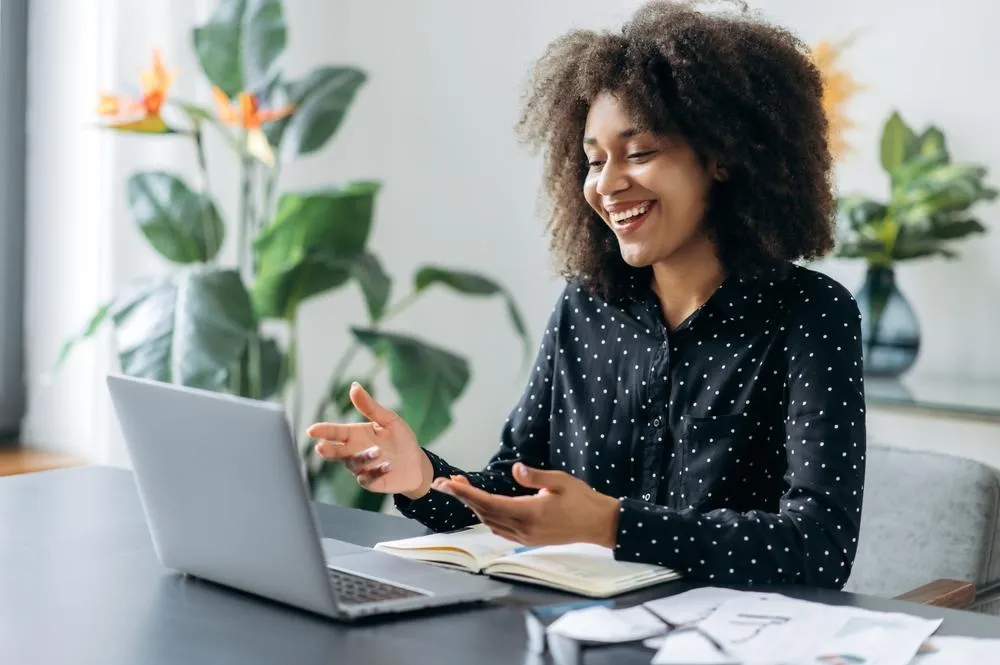 Smiling Woman Virtual Assistant