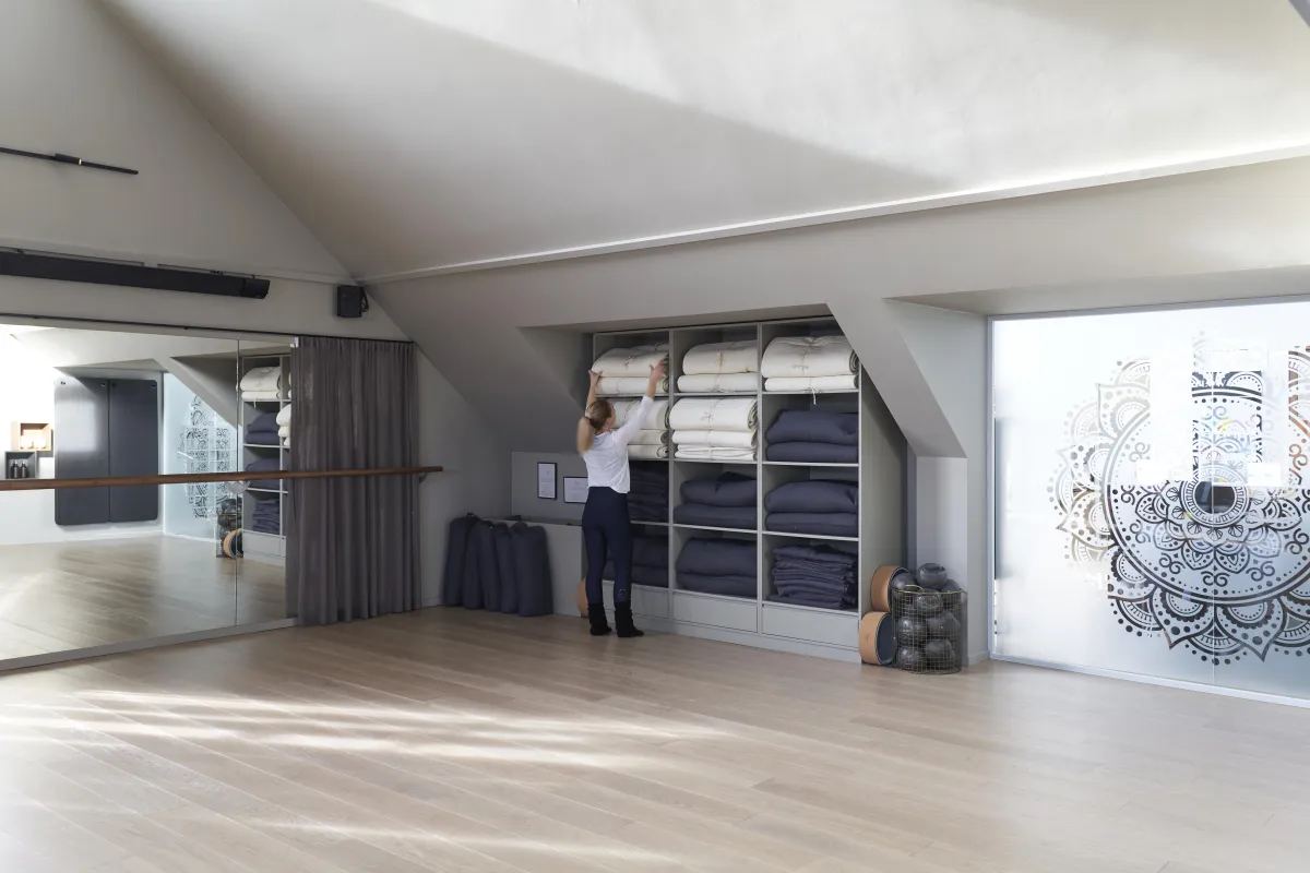 Yogasal med speil og hyller til yogautstyr