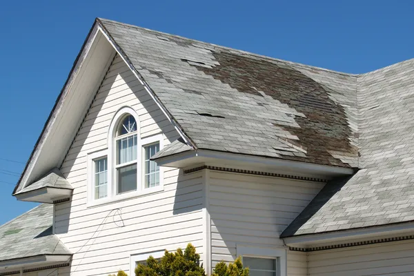 How to Choose Between a Roof Repair or Roof Replacement For Your Home