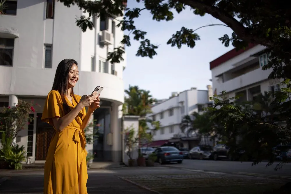 girl with phone