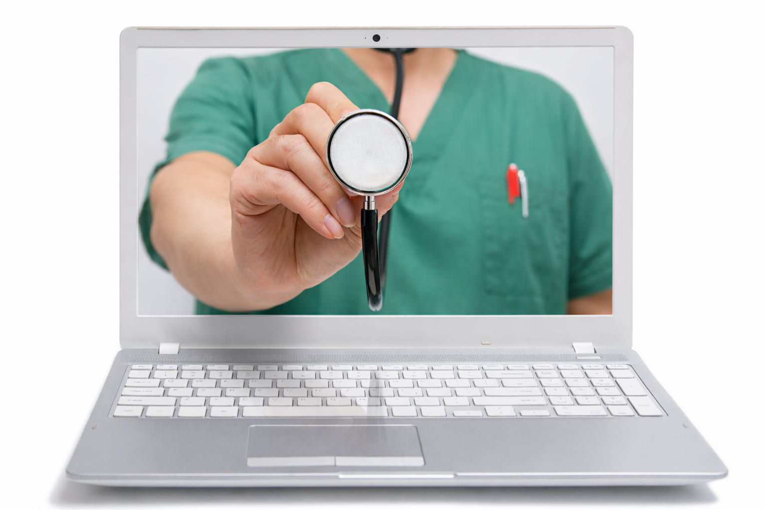 Medico in casacca verde che, attraverso lo schermo di un computer portatile, porge uno stetoscopio verso l’osservatore, simbolo di teleconsulto e visita medica a distanza