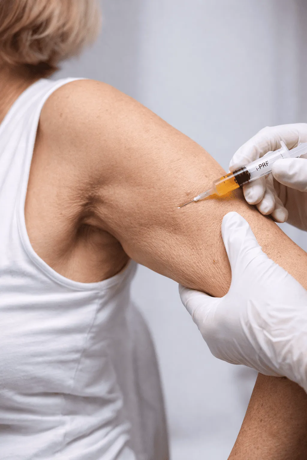 LASSITA' DEI TESSUTI DOPO I 60 ANNI: QUANDO IL TEMPO SI VEDE E SI SENTE.