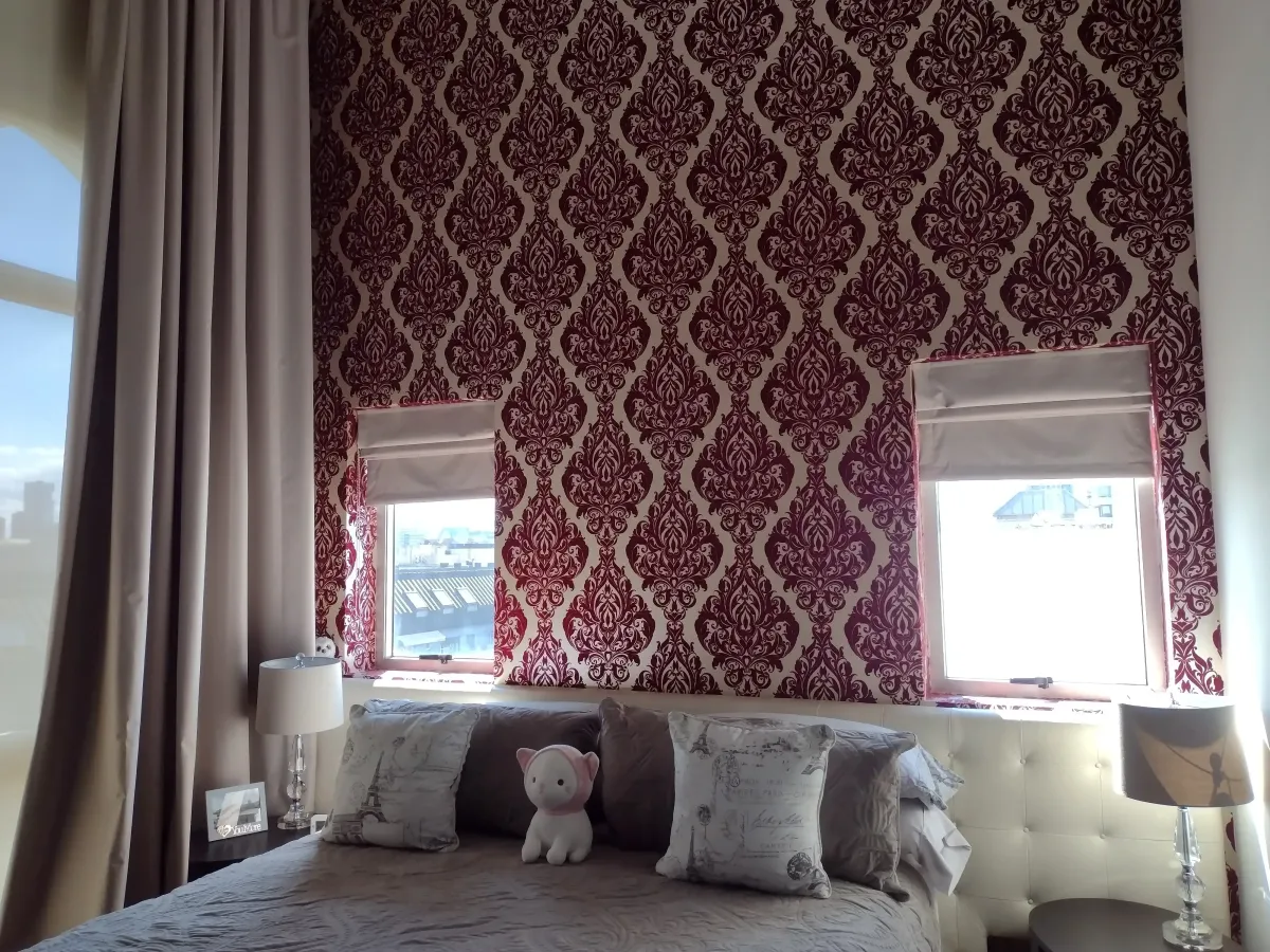 Habitación con pared altacon papel tapíz, ventanas pequeñas con ventanas roller y láminas nanotecnológicas