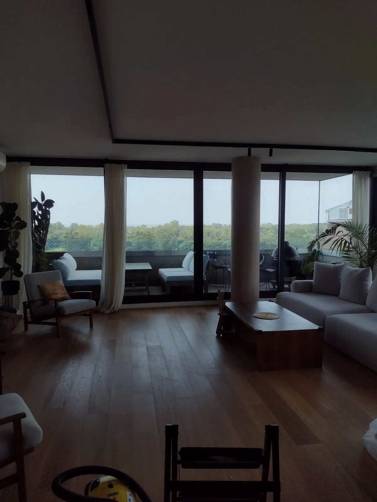 Habitación con un gran ventanal con laminas nanotecnologicas y cortinas blancas de tela translucidas