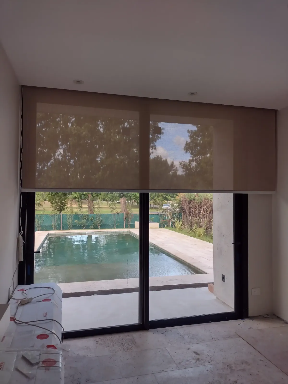 Cortinas Roller marrones sobre una ventana