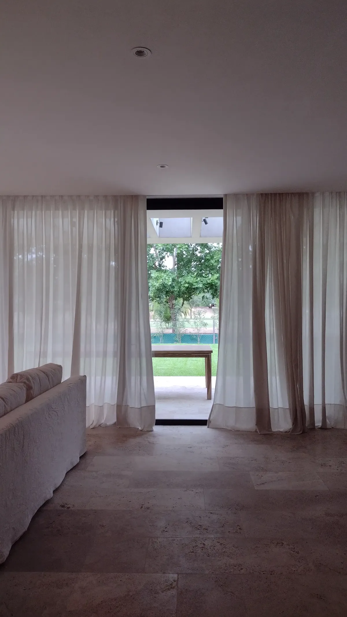 Ventana con Control Solar + Cortinas de tela blancas