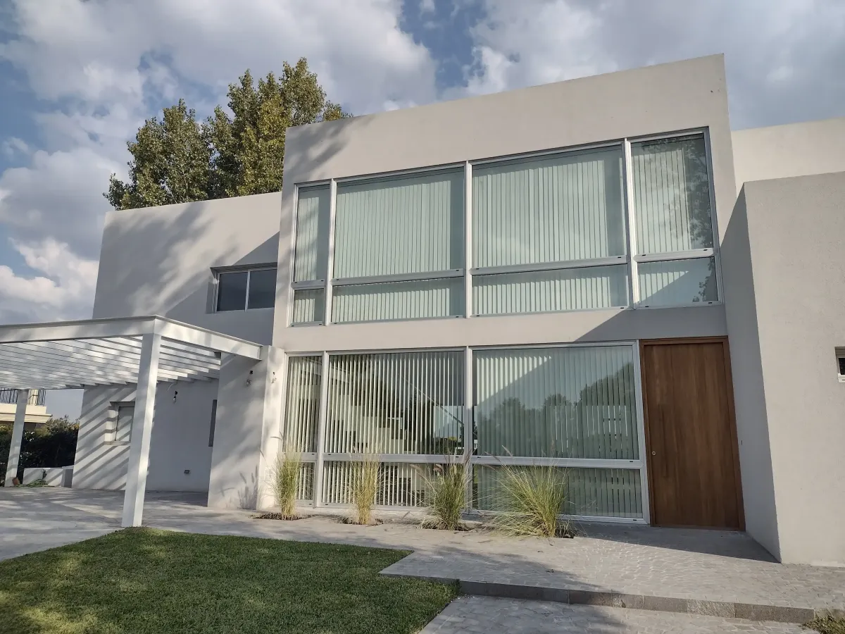 Edificio desde fuera con láminas de control Solar y cortinas