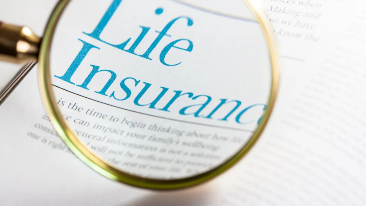 Simple comparison of term life insurance vs whole life insurance explained with easy examples, showing how term life covers a set number of years while whole life lasts a lifetime and builds cash value.