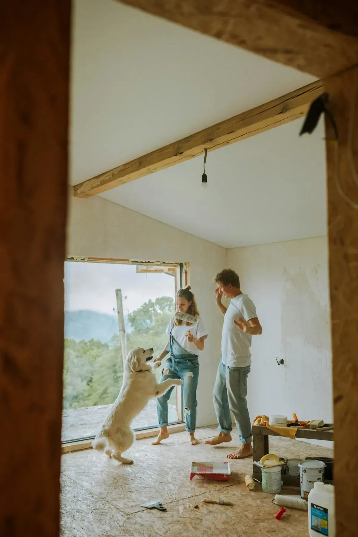 Blij koppel in op te knappen huis met hond