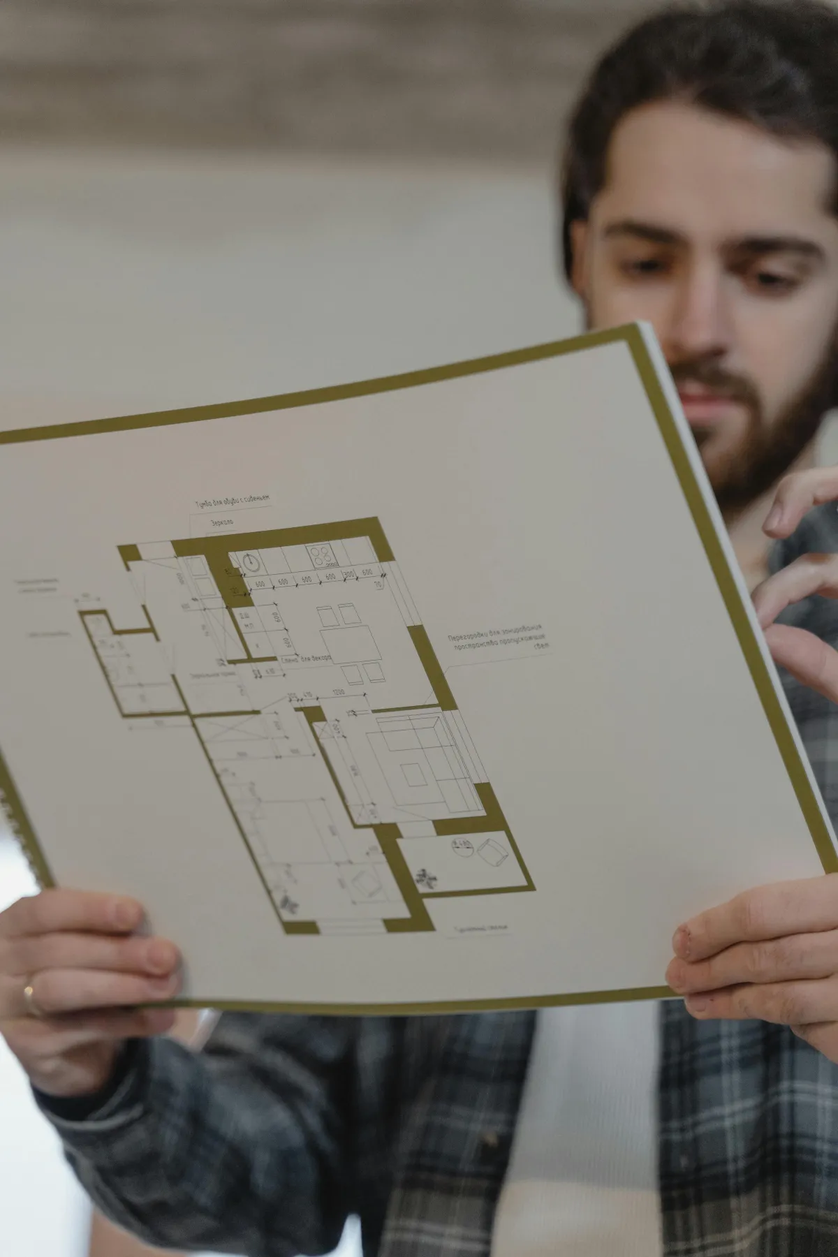 man met plattegrond in zijn hand