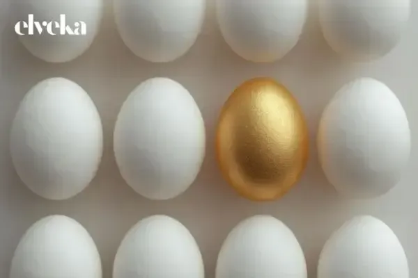 Een vergelijking tussen een generiek wit ei en een luxe ei, mooi in het goud zodat het past bij jouw zaak